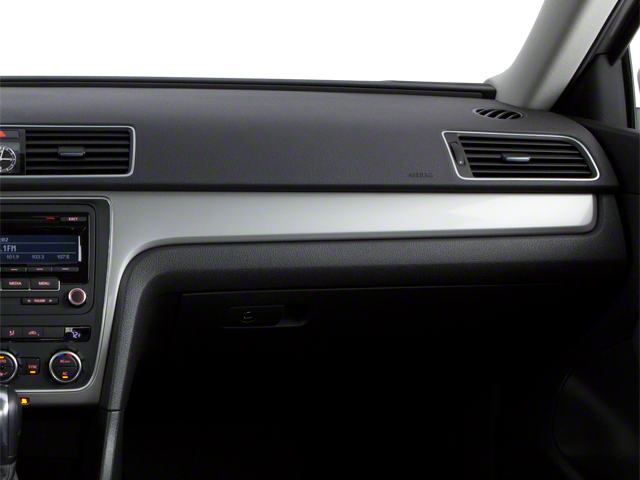 2012 Volkswagen Passat SE w/Sunroof & Nav PZEV