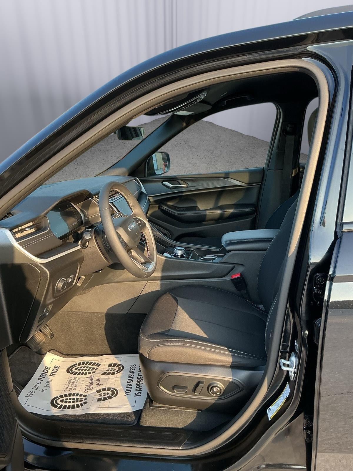 2025 Jeep Grand Cherokee Laredo 4x4