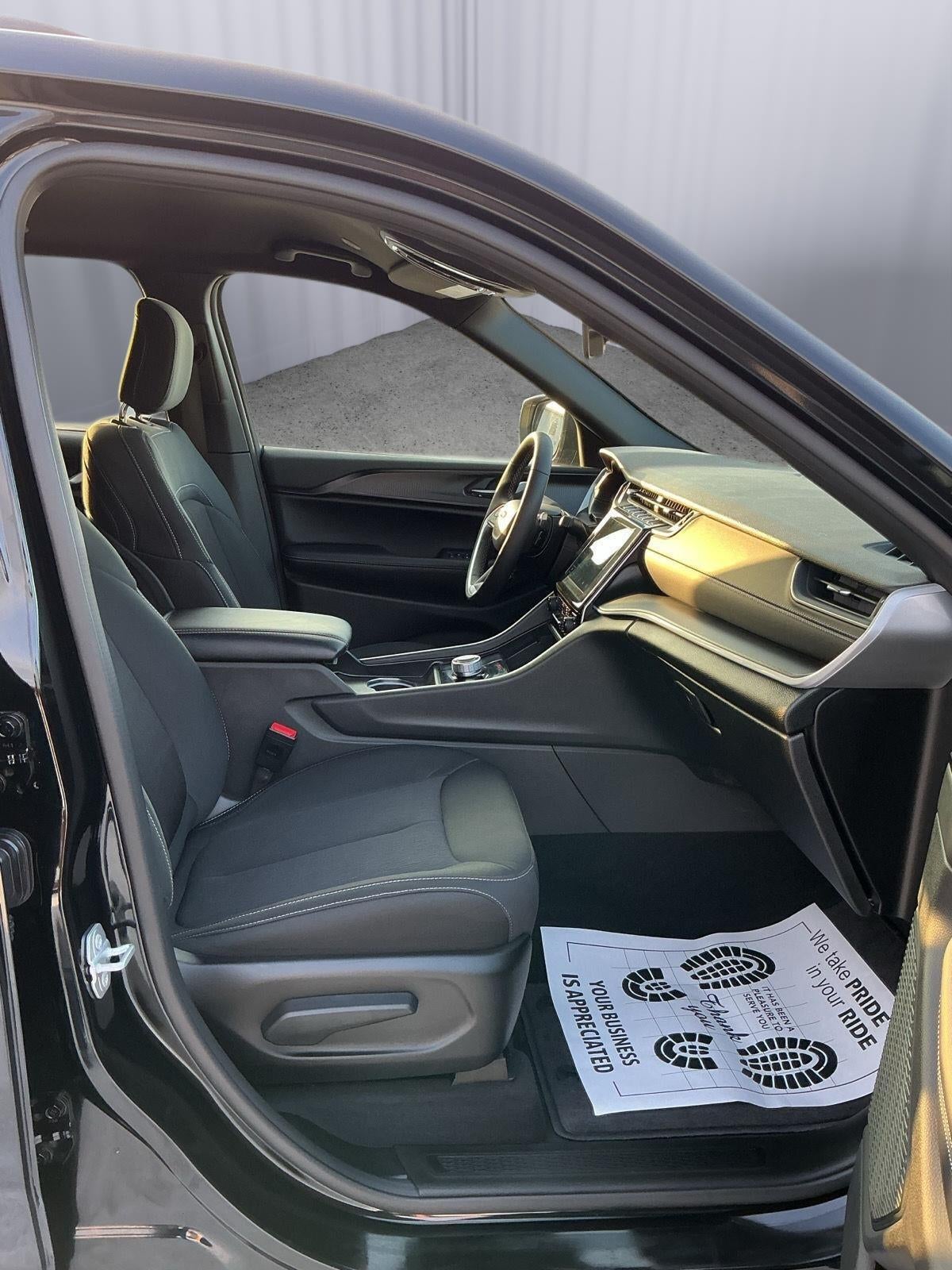 2025 Jeep Grand Cherokee Laredo 4x4