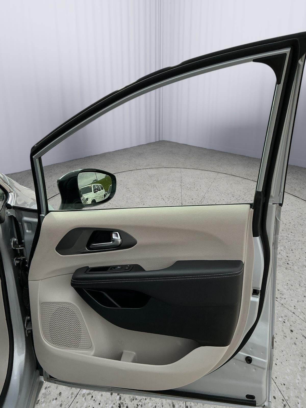 2024 Chrysler Pacifica Select