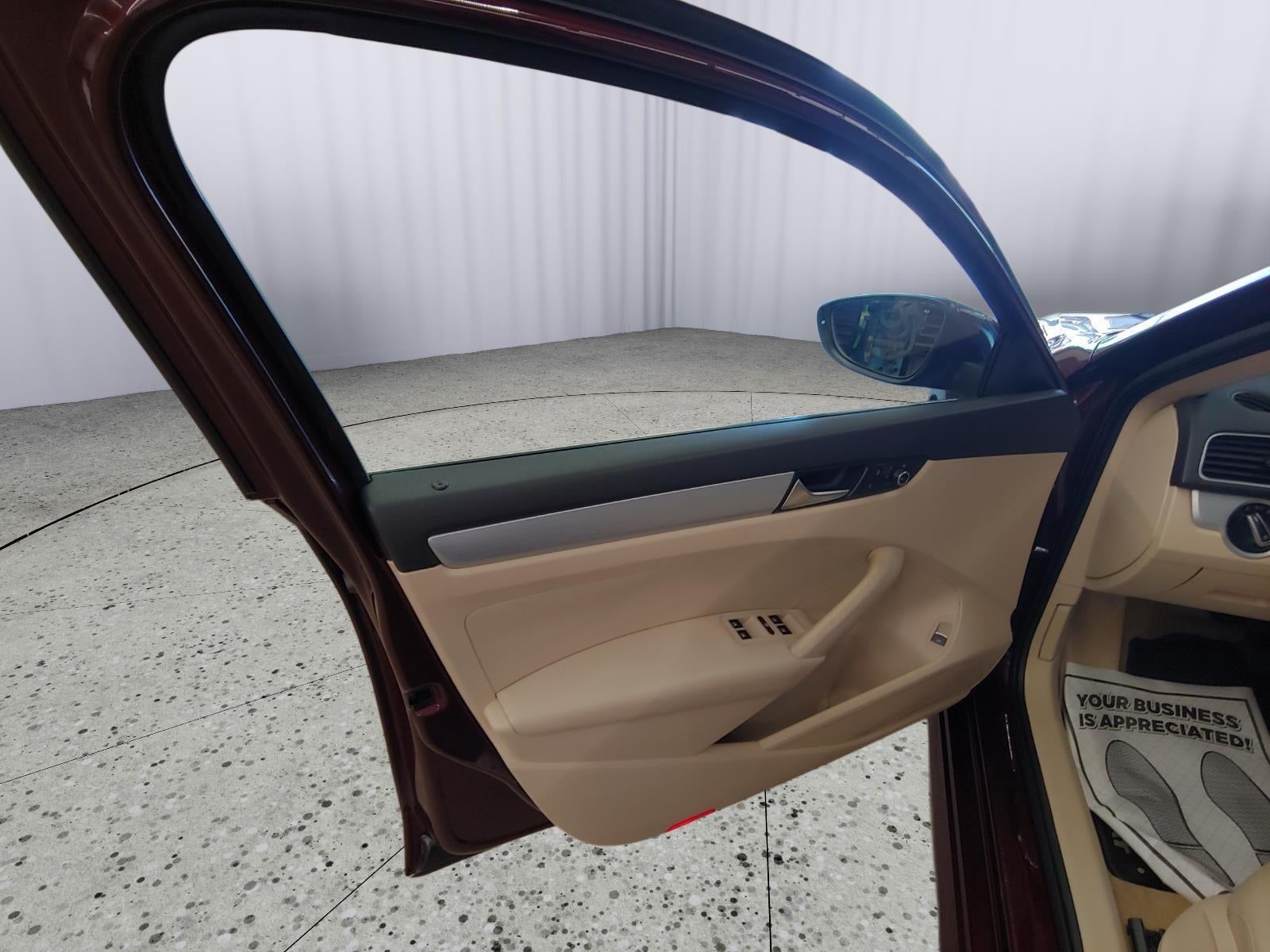 2012 Volkswagen Passat SE w/Sunroof & Nav PZEV